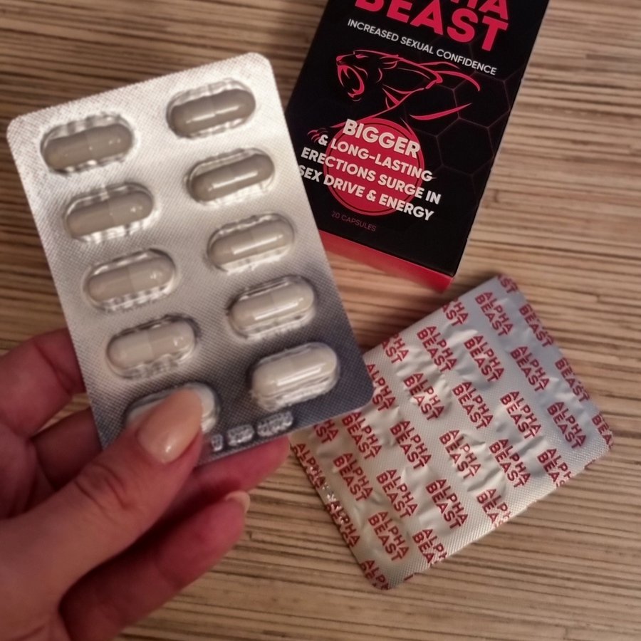 Blíster de Alpha Beast en la mano