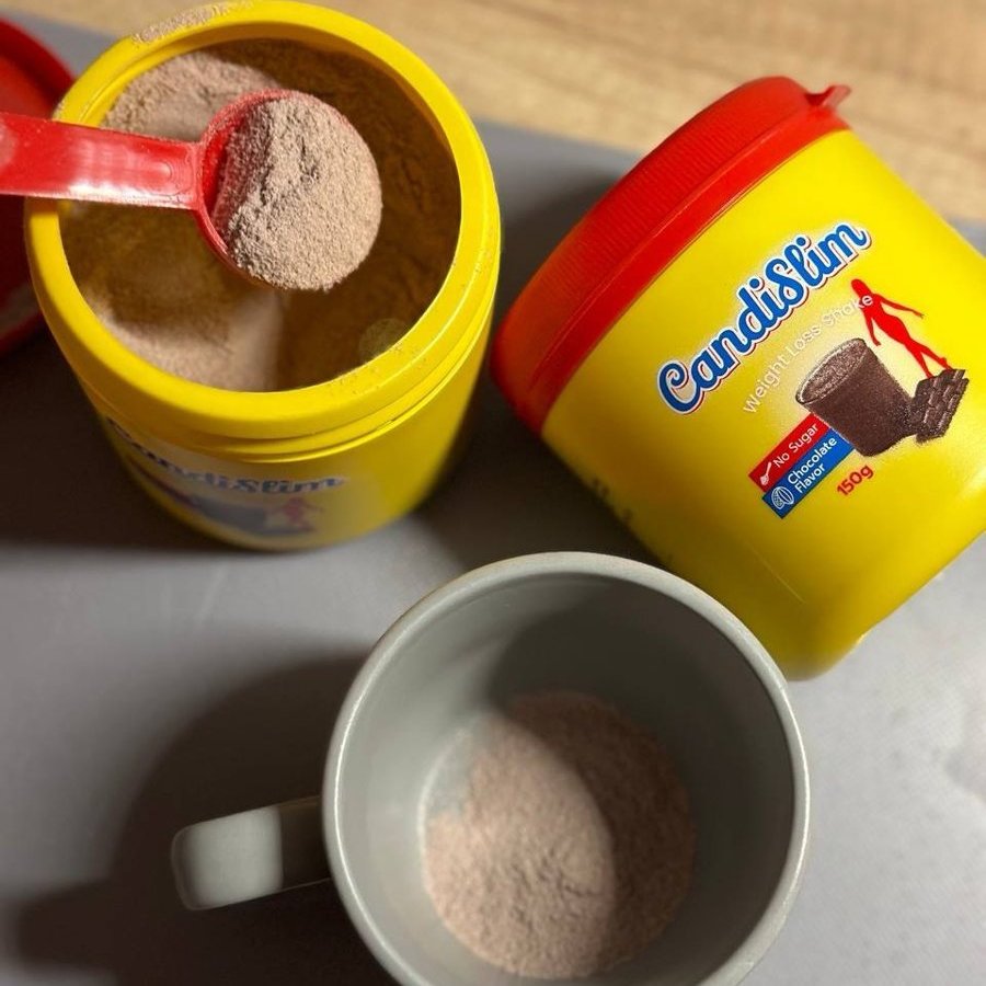 Bote amarillo de CandiSlim con cacito y batido preparado