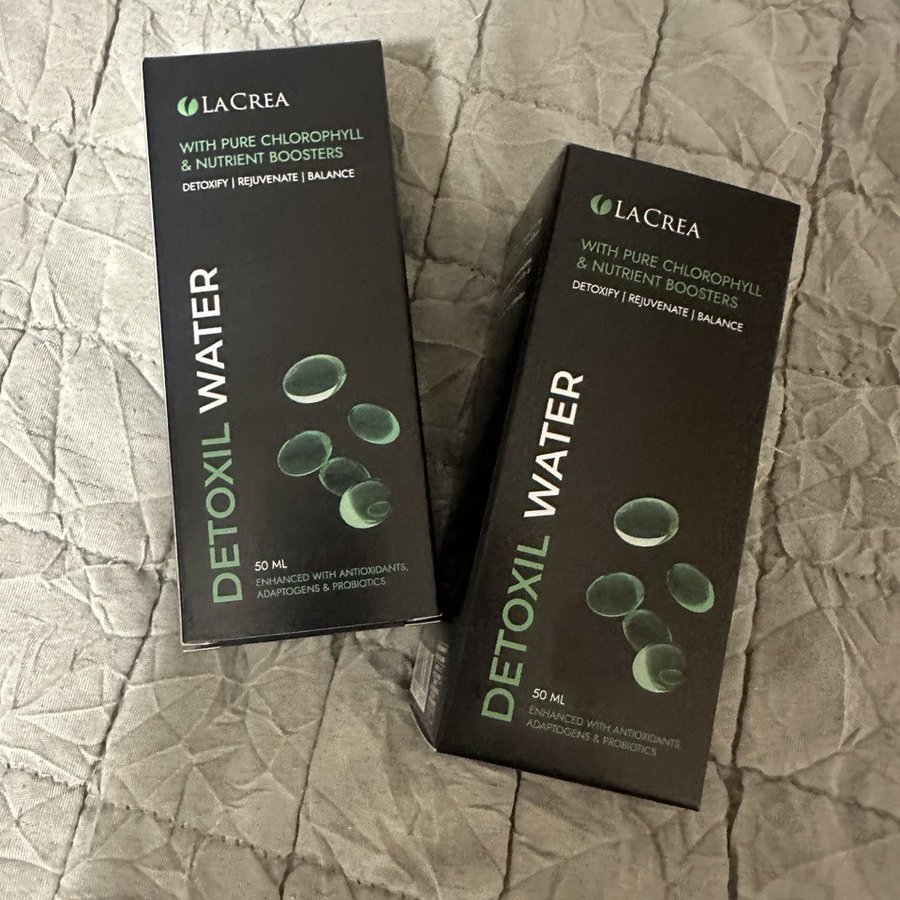 Frasco cuentagotas y caja negra de Detoxil Water