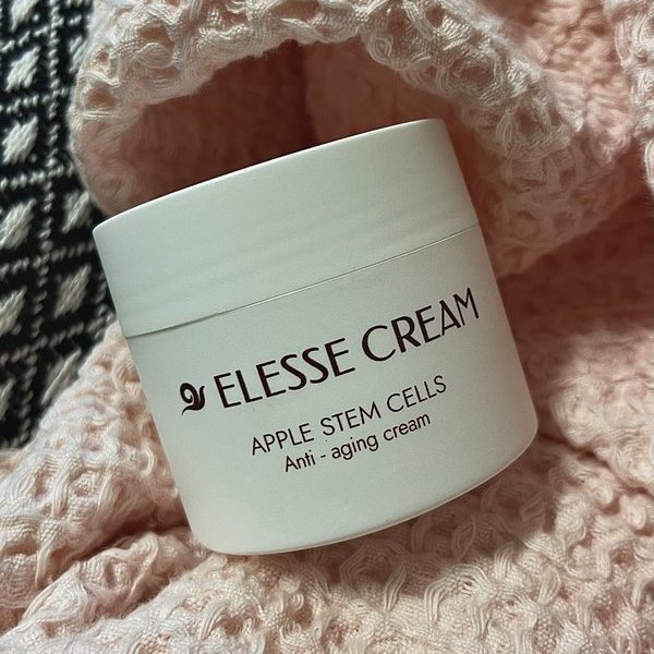 Tarro y caja de Elesse Cream