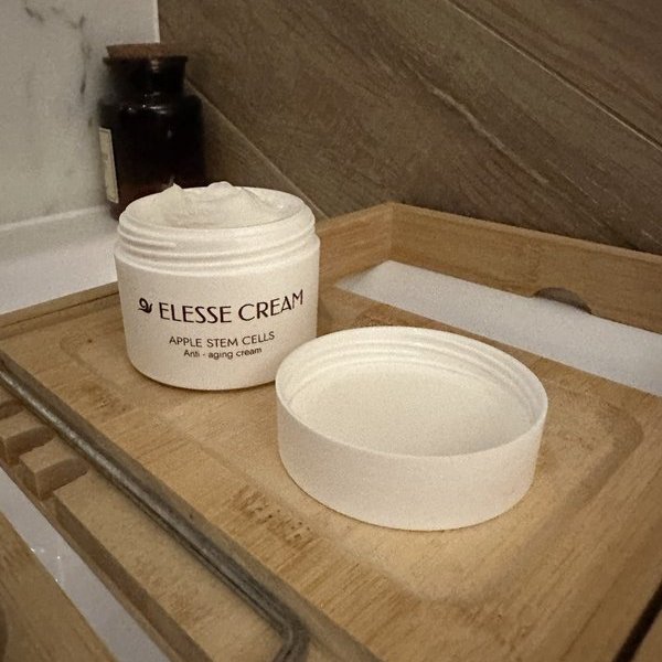 Tarro y caja de Elesse Cream