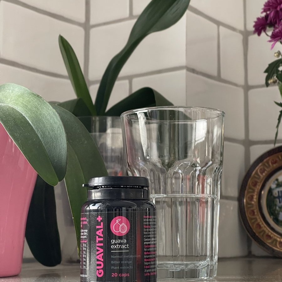 Bote negro de Guavital+ con cápsulas
