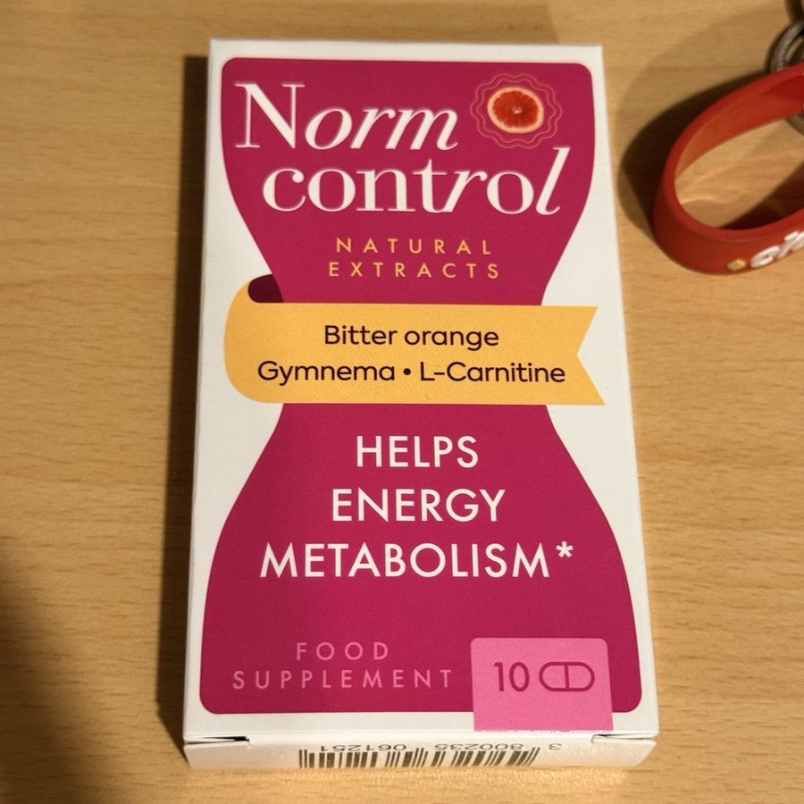 Caja de Normcontrol en la mano