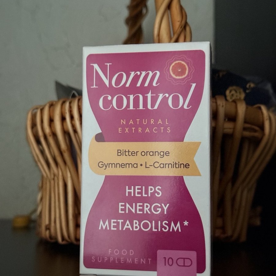 Caja de Normcontrol en la mano